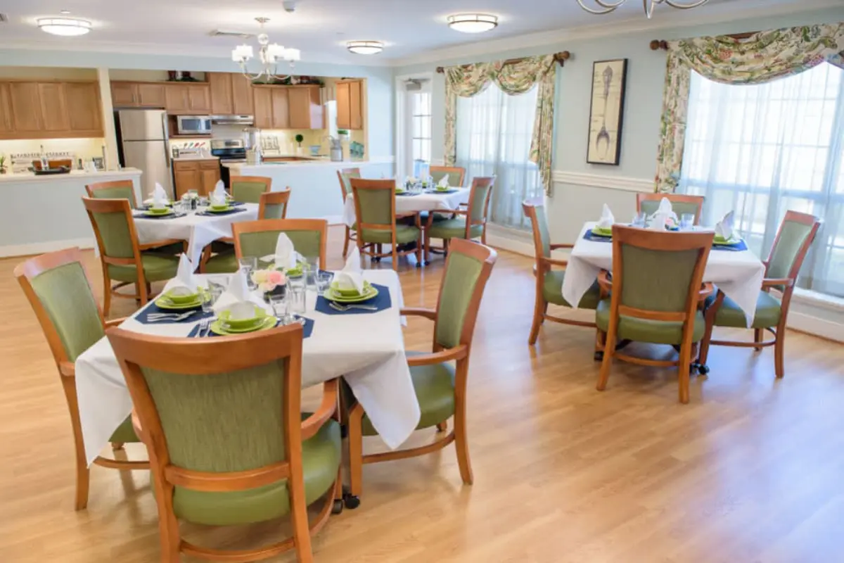 https://www.jaybirdseniorliving.com/wp-content/uploads/2024/07/Dining-Room-2.webp